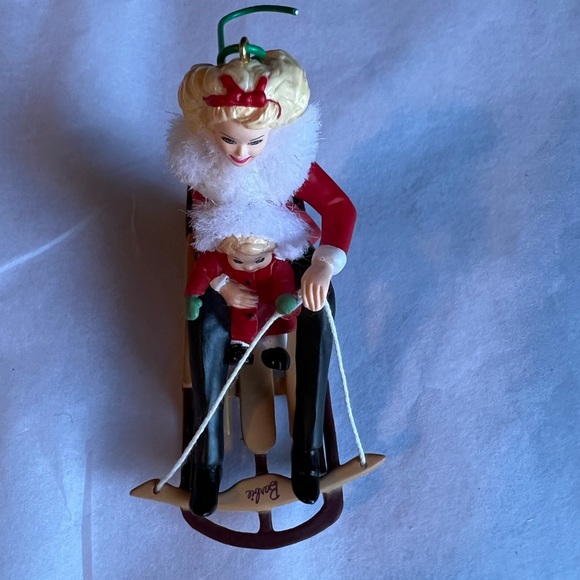 Hallmark Keepsake Ornament. Winter Fun with Barbie and Kelly. - Picture 10 of 11